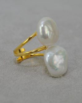 Anillo dorado con perlas