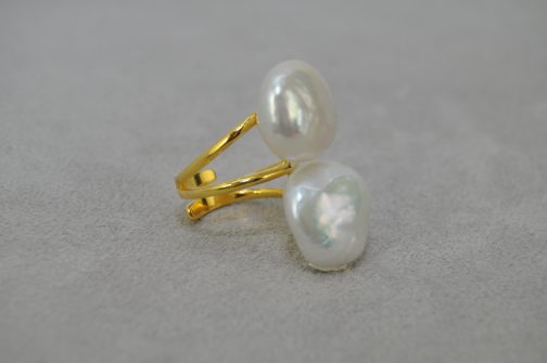Anillo dorado con perlas