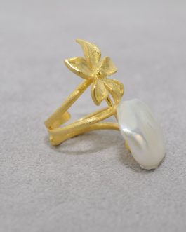 Anillo dorado con perla barroca natural