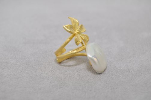 Anillo dorado con perla barroca natural
