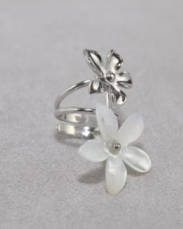 Anillo en plata de ley con flor de nácar y plata