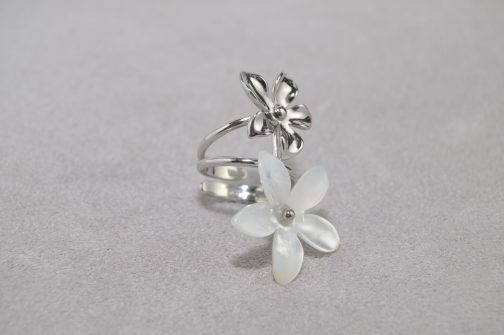 Anillo en plata de ley con flor de nácar y plata