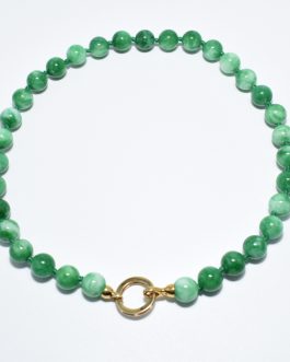 Collar con cuentas de jade y cierre dorado