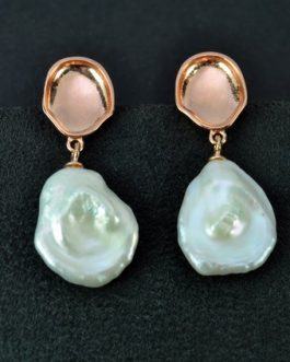Pendiente perla barroca con fornitura en oro rosa